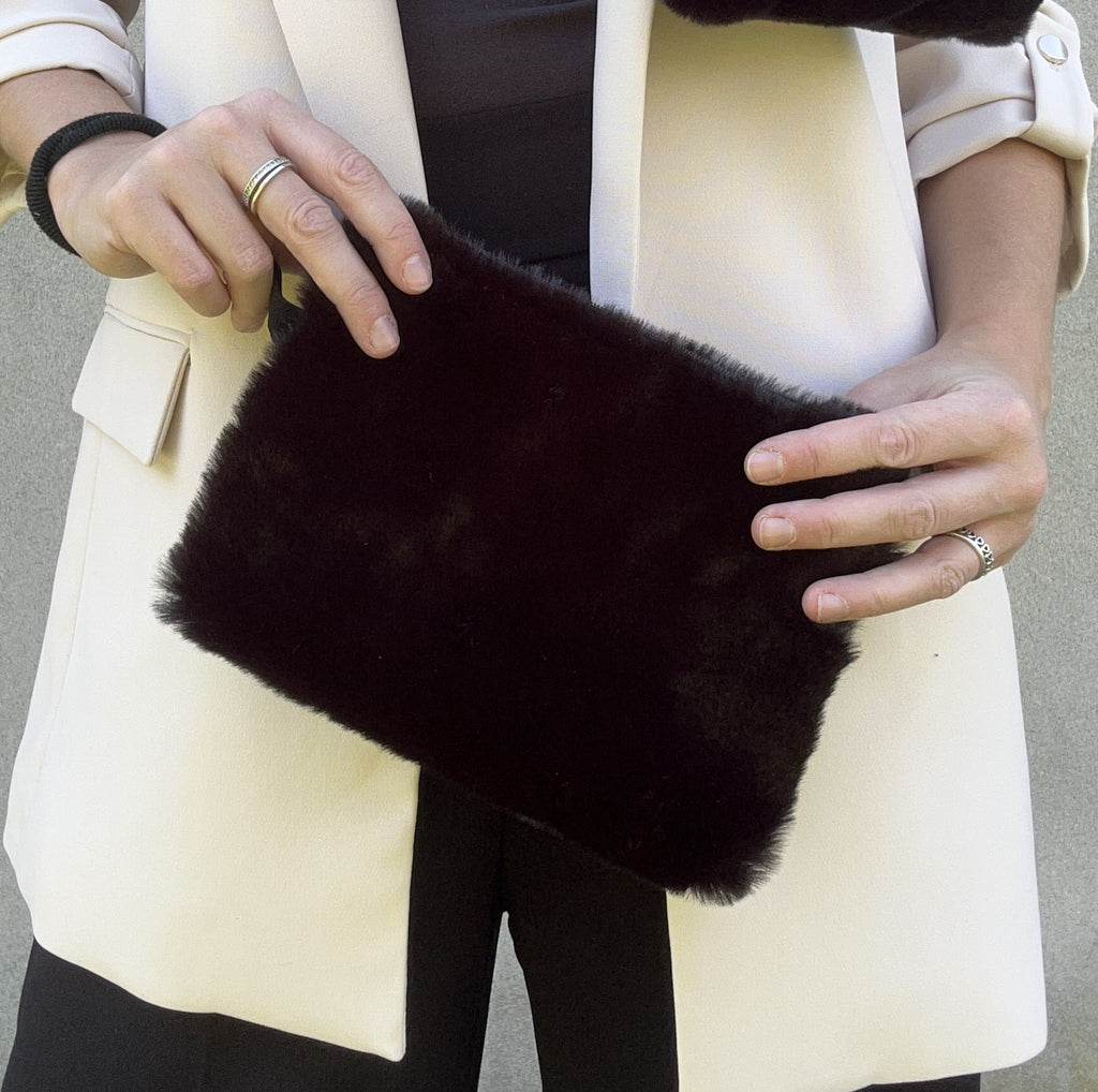 pochette pelo sintetico nera carlotta neri made in italy